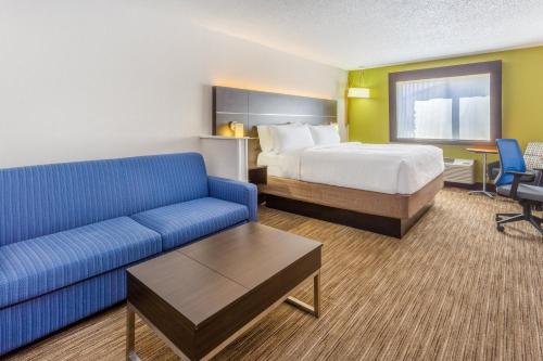 哥伦布Holiday Inn Express Columbus - Ohio Expo Center, an IHG Hotel的酒店客房,配有床和沙发