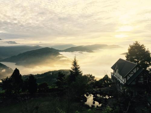 仁爱乡清境兹心园山庄的山丘上的房子,享有雾山的景色