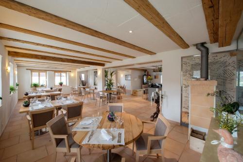穆尔滕La Maison Salvagny的餐厅设有木制天花板和桌椅
