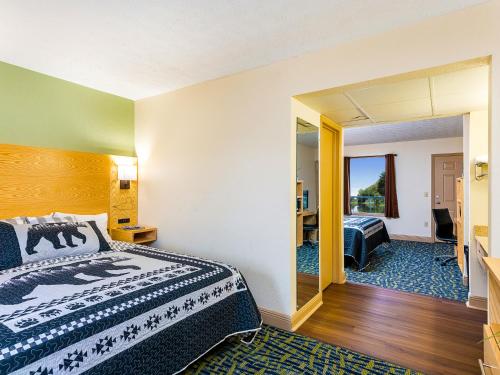 鸽子谷溪石旅馆的酒店客房,配有床和镜子