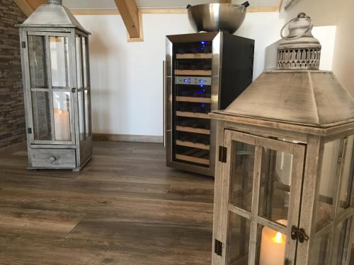 BruchhausenPenthaus Regine的厨房配有冰箱和带葡萄酒瓶的架子。