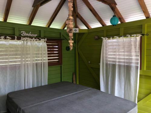 德赛Au Sable D'Or - Spa - WIfi- Piscine的绿色客房 - 带2扇窗户和1张床