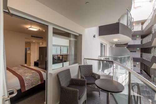 道格拉斯曼宁酒店的客房设有带一张床的阳台和一间卧室。