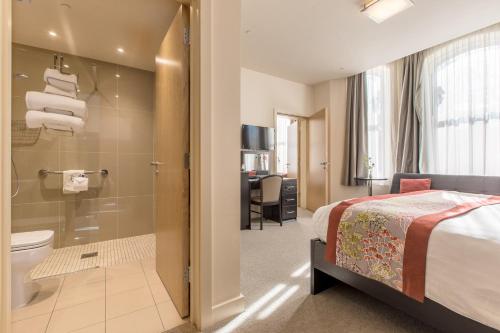 道格拉斯曼宁酒店的一间酒店客房 - 带一张床和一间浴室