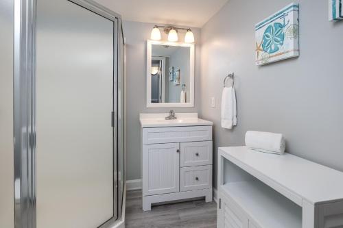 沃尔顿堡滩Pelican Isle 202的白色的浴室设有水槽和镜子