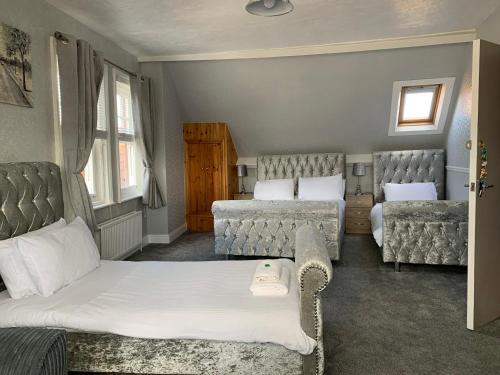 罗宾胡兹贝格罗夫纳酒店的酒店客房,配有两张床和两把椅子
