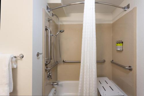 克鲁斯劳德代尔堡机场套房酒店的一间浴室