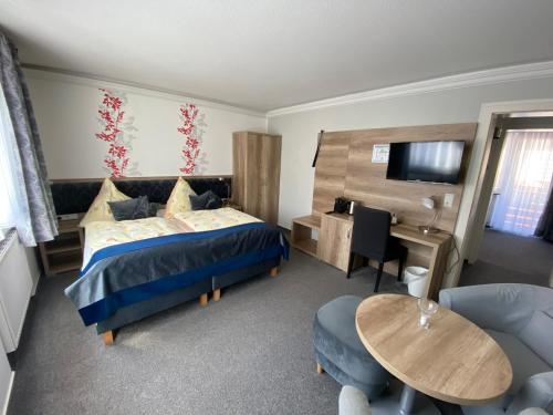 黑尔戈兰岛斯图本摩卡酒店的一间卧室配有一张床、一张桌子和一张桌子