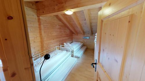 贝拉尔普Alpenlodge的小木屋内带两张床的房间