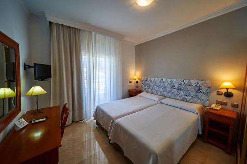 Hotel Bajamar Centro客房内的一张或多张床位