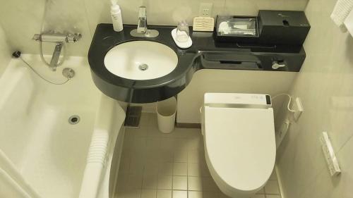 长野都会酒店的一间浴室