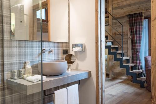 库马约尔Auberge de La Maison的一间带水槽和楼梯的浴室