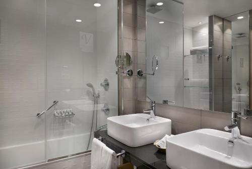 马拉加普桑达帕提欧斯莱克森温齐酒店的一间带两个水槽和玻璃淋浴间的浴室
