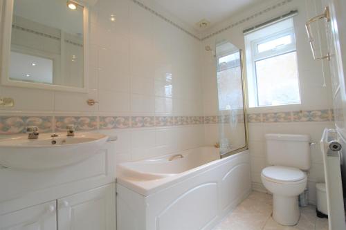 MarpleSpacious bungalow/private garden-sleeps up to 6的白色的浴室设有水槽和卫生间。