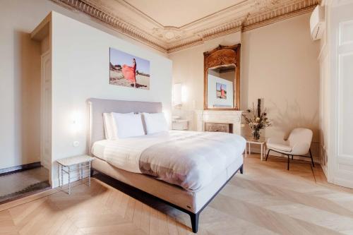 马斯特里赫特Maison Haas Hustinx & Spa的卧室配有一张白色大床和一把椅子