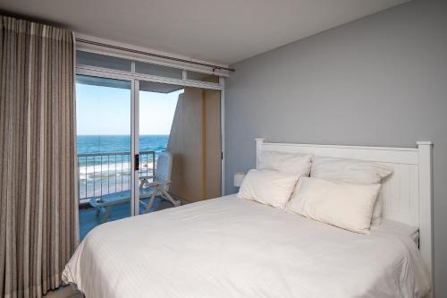 乌姆德洛蒂Cozumel 320的一间卧室设有一张床,享有海景