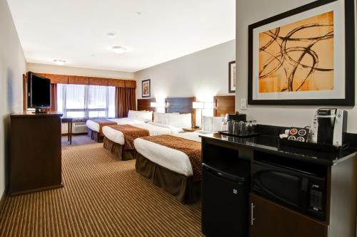 Tisdale提斯代尔卡纳尔塔酒店的酒店客房设有两张床和电视。