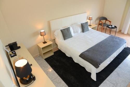 拉力赛酒店客房内的一张或多张床位