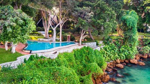 南芭堤雅The Monttra Pattaya - SHA Extra Plus的享有河流旁游泳池的空中景致