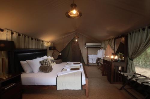 雅拉豹道雅拉酒店的帐篷内一间卧室,配有一张床