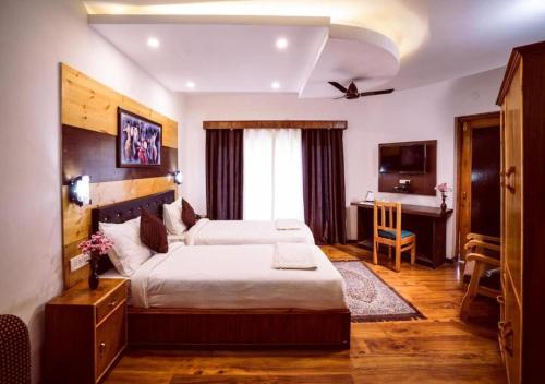 列城拉达克纳兰达酒店的一间卧室配有一张床和一张书桌