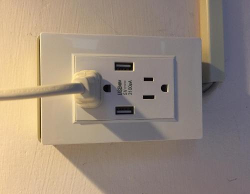 Yuanli任意宿青年旅舍的墙上的白色电源插座
