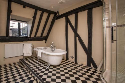 马尔堡阿姆斯酒店的一间浴室