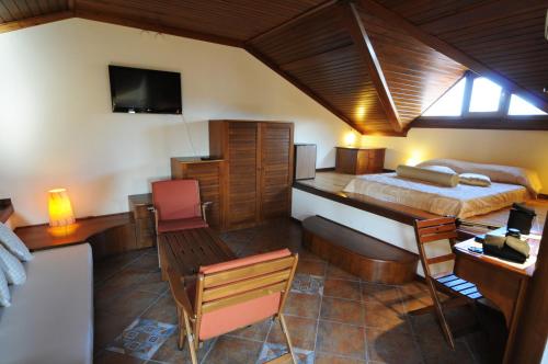 安塔利亚明杨酒店的一间卧室配有一张床、一张书桌和一台电视。