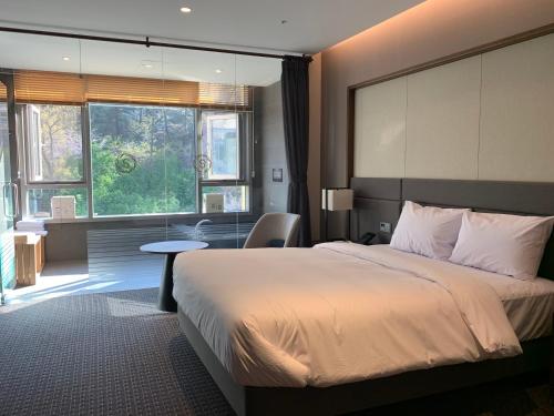Hotel Susung Spa Resort客房内的一张或多张床位