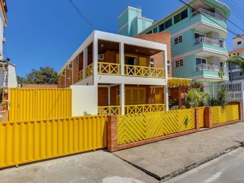 弗洛里亚诺波利斯Apart Hotel Vila Mar的建筑前的黄色围栏