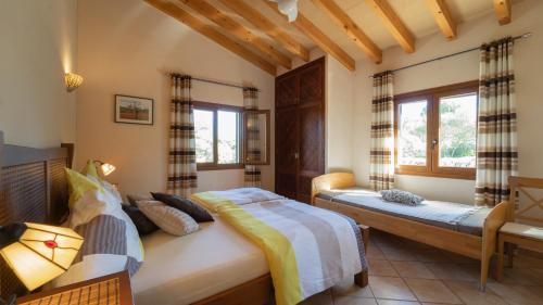 桑坦伊Finca Melanie • Cala Santanyí的一间卧室设有两张床和两个窗户。