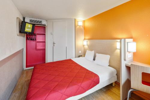 滨海拉塞讷普瑞米尔图隆塞尼苏尔梅尔经典酒店的一间酒店客房,配有一张红色门的床