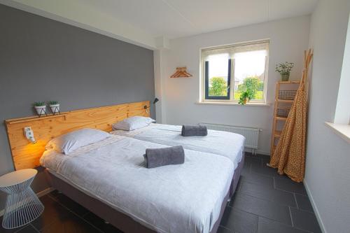 曲马勒姆Luxus Familienvilla mit Jacuzzi & Sauna的一间卧室设有两张床和窗户。