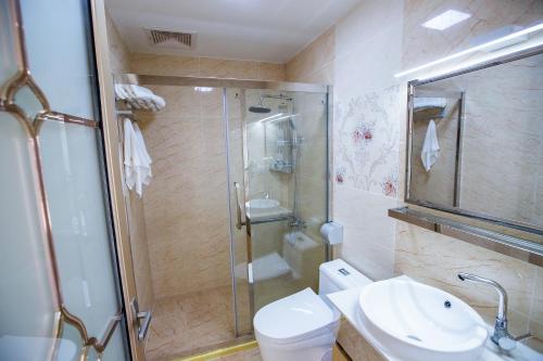 塞班Residence Lodge的带淋浴、卫生间和盥洗盆的浴室