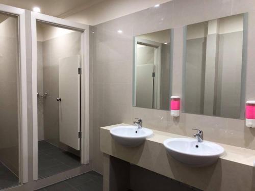 墨尔本伊丽莎白旅舍的一间带两个盥洗盆和大镜子的浴室