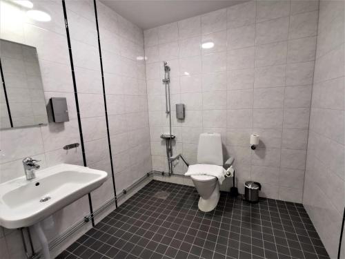 耶夫勒耶夫勒双人家庭酒店的一间带卫生间和水槽的浴室