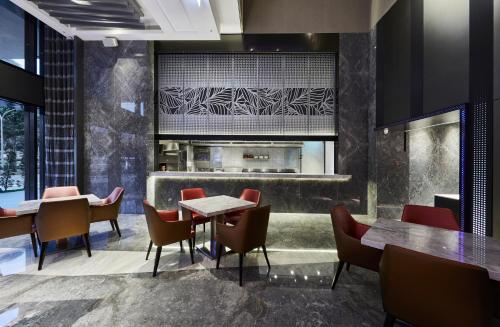 台北天阁酒店 台北剑潭 的一间带桌椅的餐厅和一间厨房