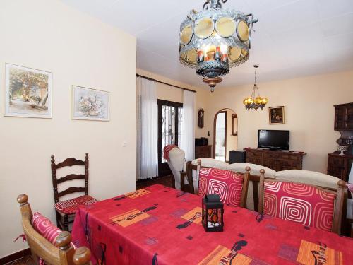 艾姆布里亚布拉瓦Villa Alberes by Interhome的客厅配有桌子和吊灯