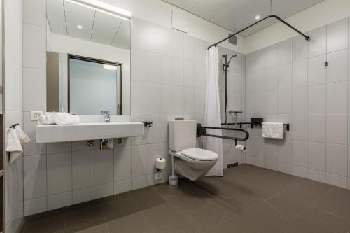 阿尔邦Giesserei的白色的浴室设有卫生间和水槽。
