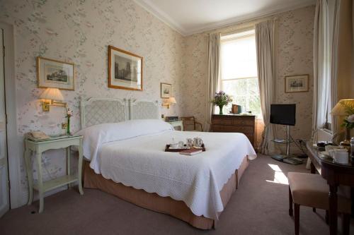 约克米德尔索普Spa酒店的卧室配有白色的床和电视。