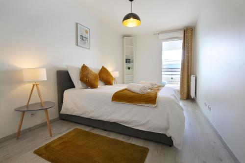 图卢兹expat renting - Le Mosaïque - Patte d'Oie - Parking的一间卧室设有一张大床和窗户