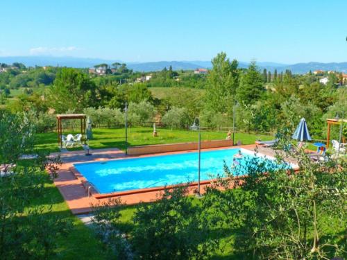 富切基奥Holiday Home Il Venturino by Interhome的一座大游泳池,位于一个树木繁茂的庭院内