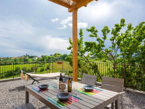 富切基奥Holiday Home Il Venturino by Interhome的天井上的野餐桌和2碗