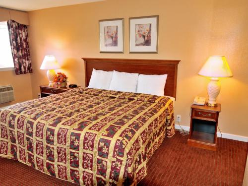 斯普林菲尔德费城机场公园路汽车旅馆的酒店客房,配有一张床和两盏灯