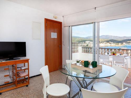 兰卡Apartment Blue Ocean-3 by Interhome的客厅配有玻璃桌、椅子和电视