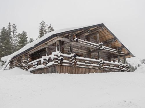 鲁卡Holiday Home Voimapolku 4 a by Interhome的小木屋,屋顶上积雪