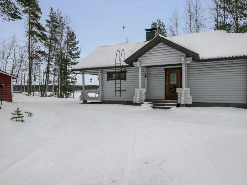 PertunmaaHoliday Home Suvituuli by Interhome的前面有雪盖车道的房子