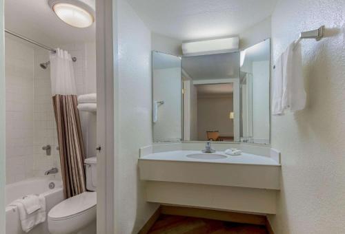 圣安东尼奥拉金塔圣安东尼奥I-35瑞特曼道酒店的一间带水槽、卫生间和镜子的浴室