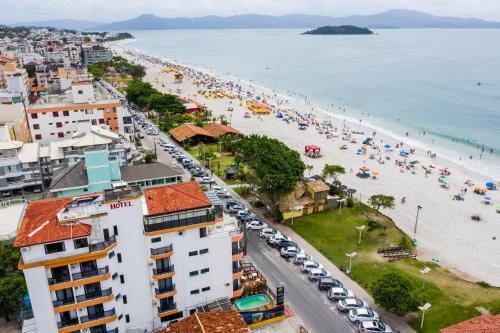 弗洛里亚诺波利斯Hotel Vila Mar的享有海滩和建筑的空中景致