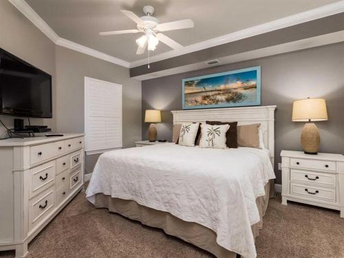 奥兰治比奇Phoenix On The Bay 2208 by Meyer Vacation Rentals的一间卧室配有一张床和一台平面电视